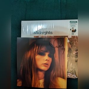 Taylor Swift Midnights Jade Green Vinyl with Hand Signed Photo with Heart INHAND